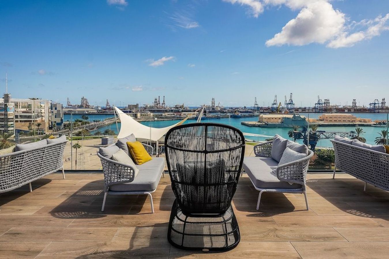 Nyd udsigten fra tagterrassen på Hotel LIVVO Lumm i Las Palmas på Gran Canaria.