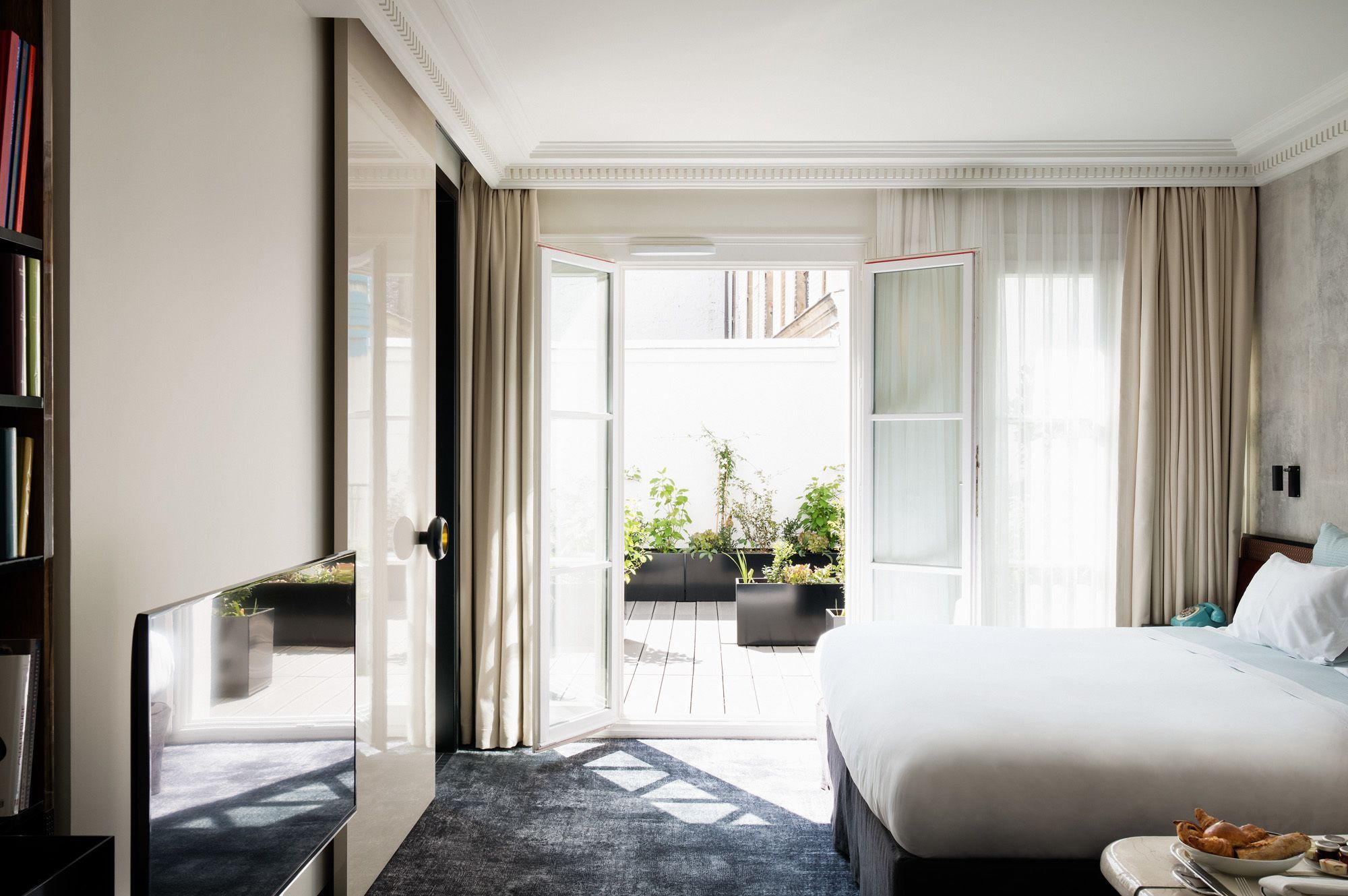 Bo på værelse med terrasse på hotel centralt i Paris