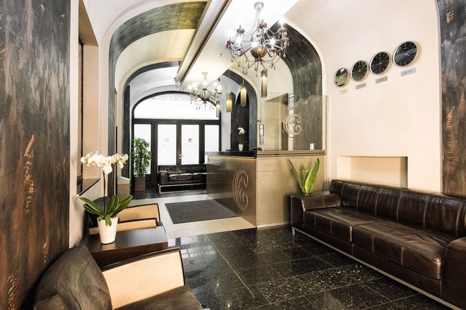 Reception på Carat Boutique Hotel 