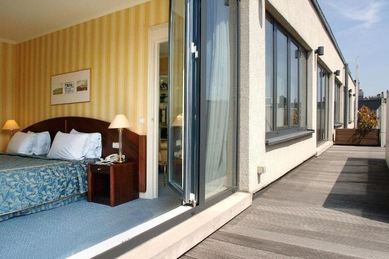 Le Chatelain Hotel - Image 4