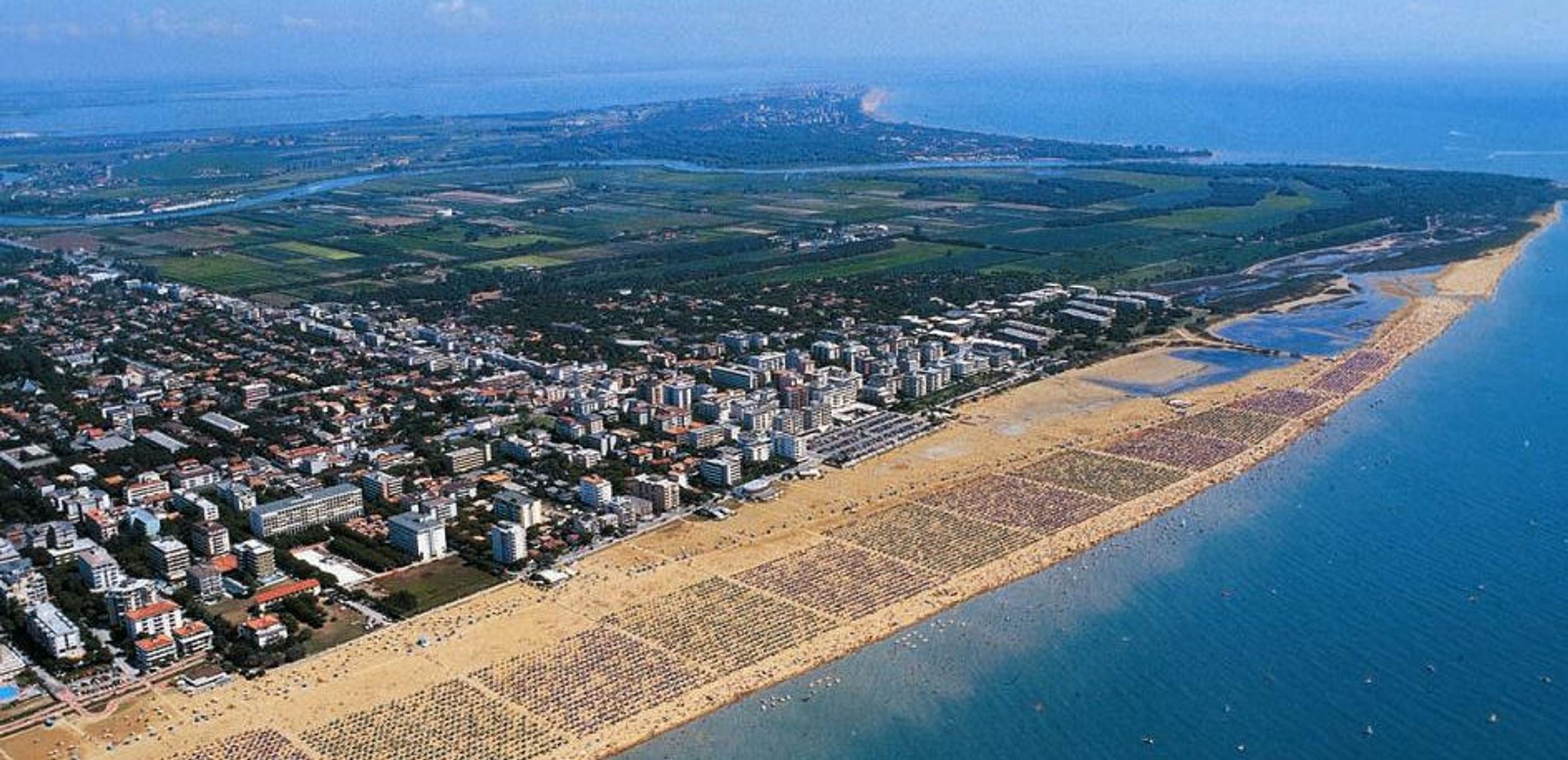 Utsikt över Bibione och den långa strandremsan vid Adriatiska havet i Italien