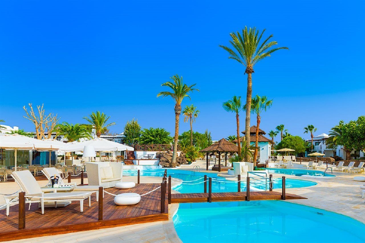 Koppla av i fridfulla miljöer på vuxenhotellet H10 White Suites Boutique Hotel i Playa Blanca på Lanzarote.