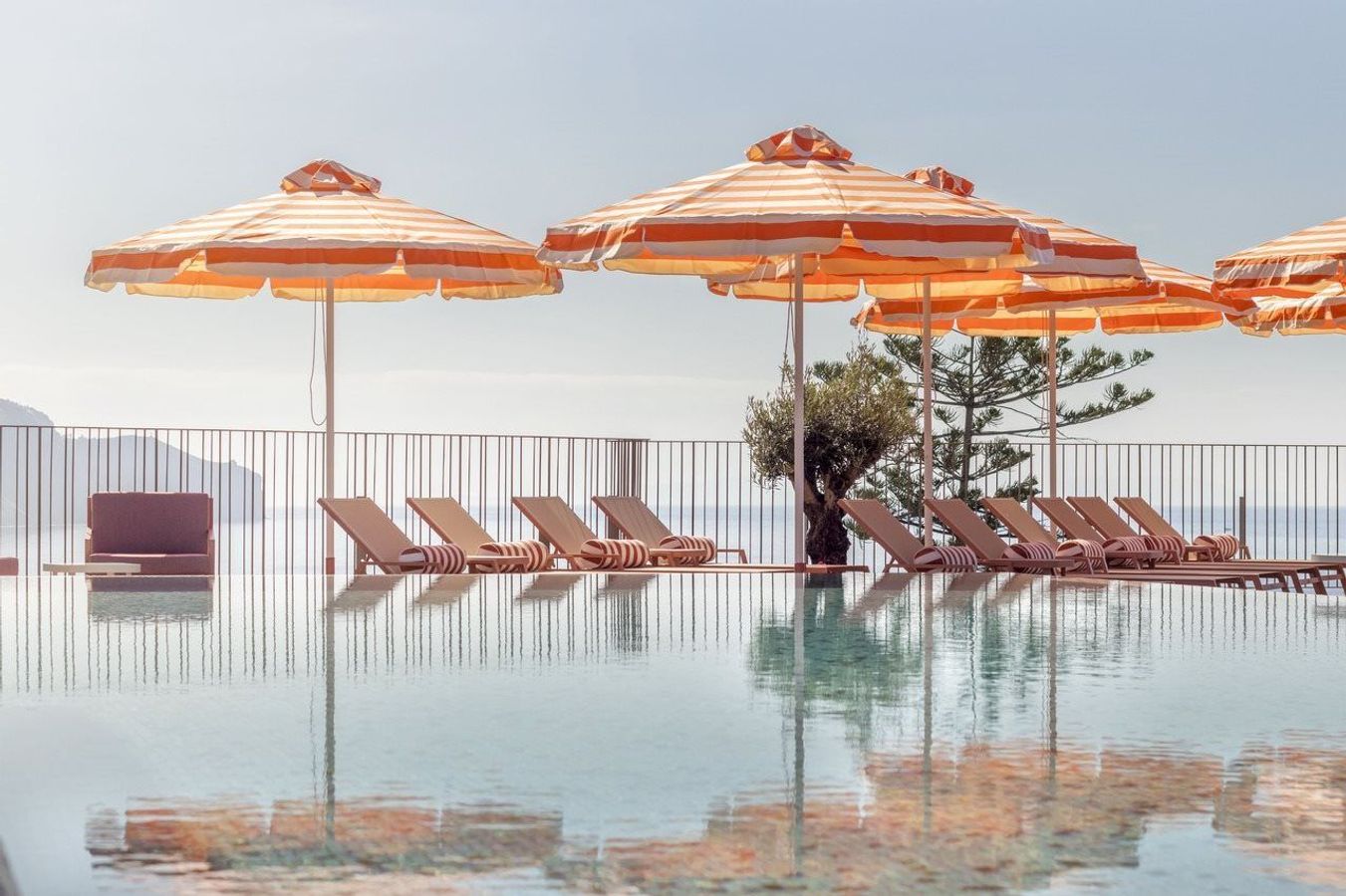 På Next -hotellet i Funchal kan du bo i både rom og ferieleiligheter med eget kjøkken - og du har tilgang til et nydelig bassengområde med sjøen som nærmeste nabo.