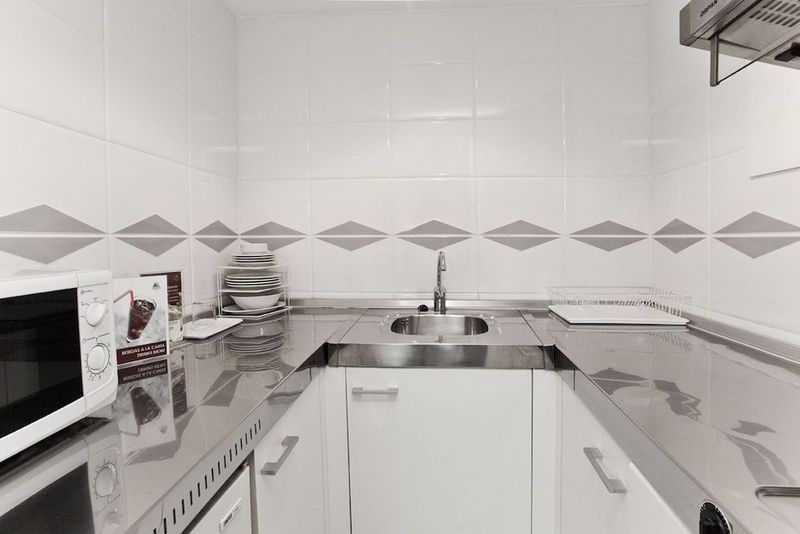 Atenea Barcelona Aparthotel - Image 8
