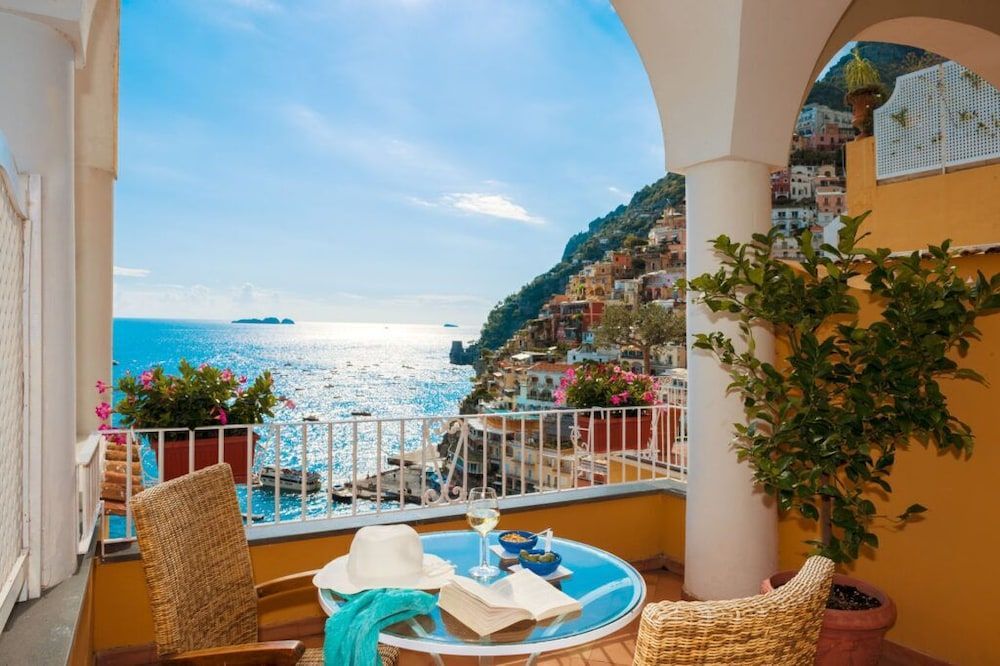 På Hotel L'Ancora i Positano kan du bestille rom med balkong og utsikt