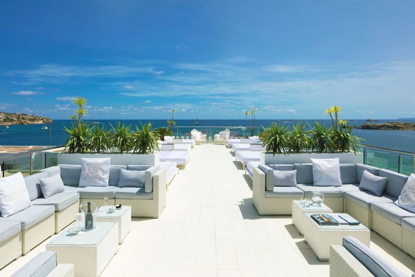 Fra takterrassen til Hotel MiM Ibiza Es Vive har du en utrolig utsikt over havet og Ibiza by.
