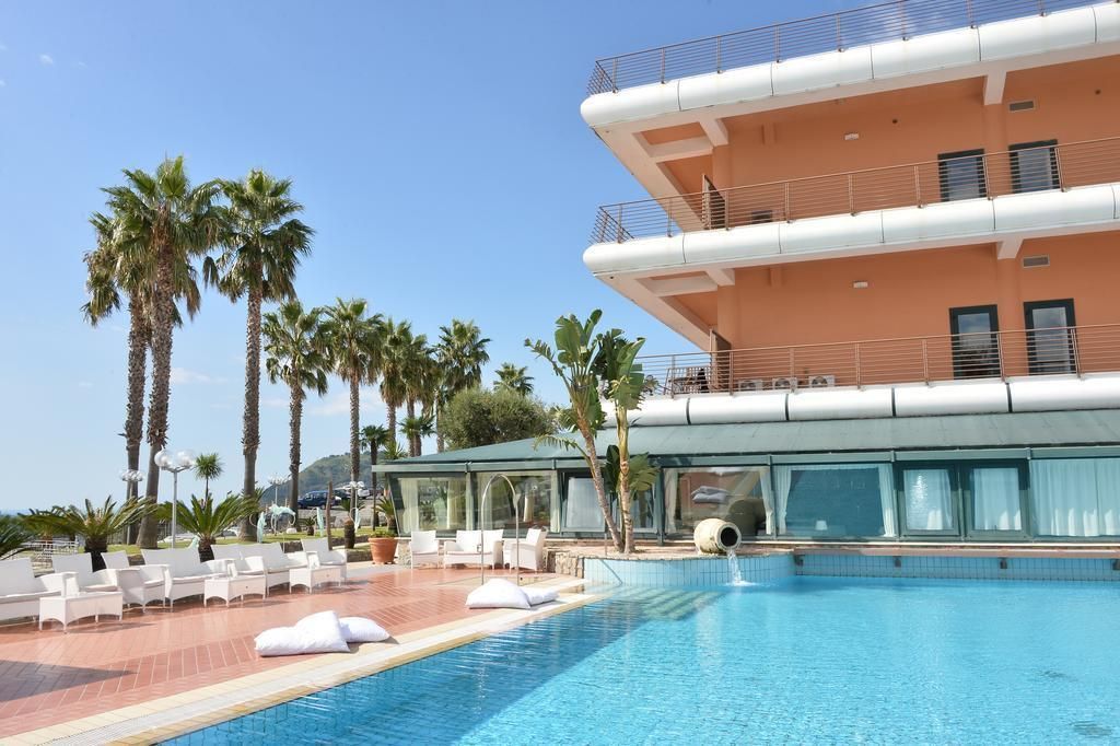 Hotel Gli Dei har utsikt over havet og ligger i nærheten av Napoli i Sør-Italia