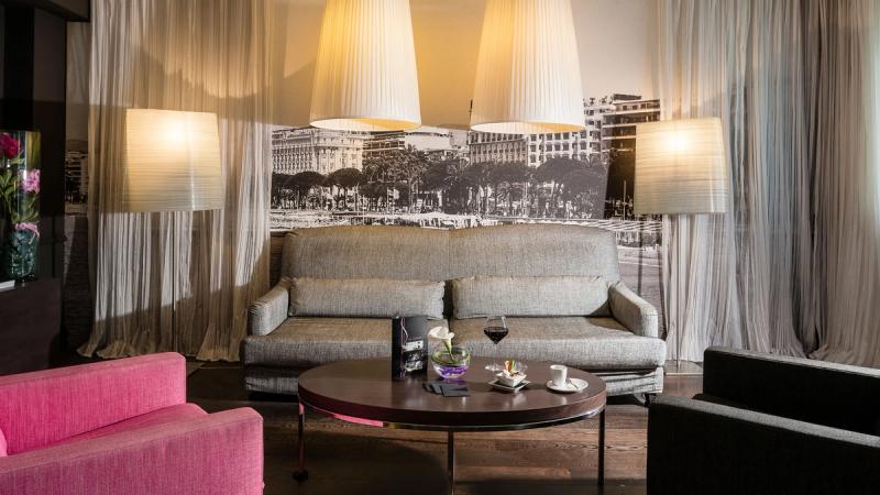 Loungebaren har åbent døgnet rundt