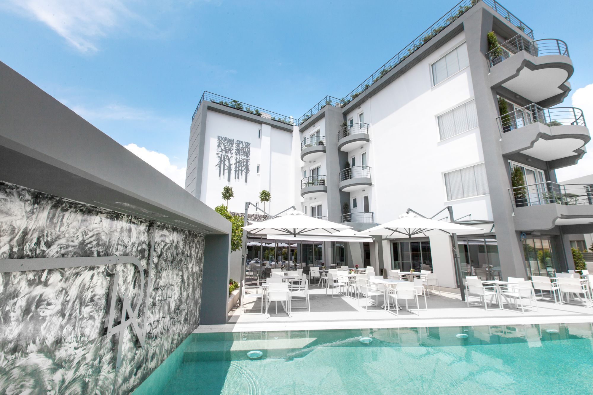 Garden City Resort er centralt beliggende i Kalamata i Grækenland og tilbyder elegante værelser og en hyggelig gårdhave med pool.