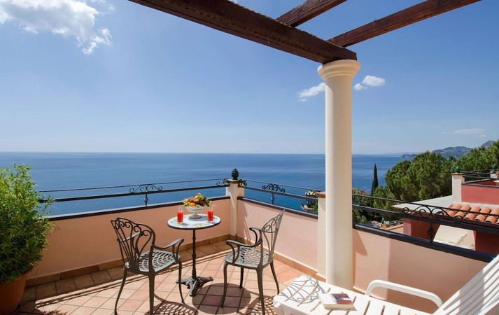 Baia Taormina Hotel ligger med en smuk udsigt over havet uden for Taormina på Sicilien.