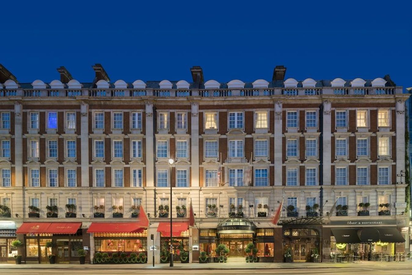 The Rubens at the Palace har utsikt over Buckingham Palace i London, og er et historisk hotell som tilbyr ettermiddagste.