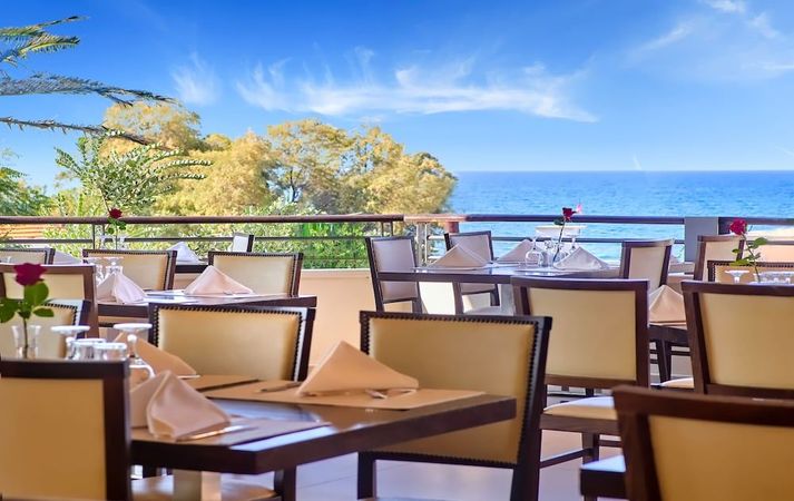 Terrasse med havudsigt på Creta Palm Hotel