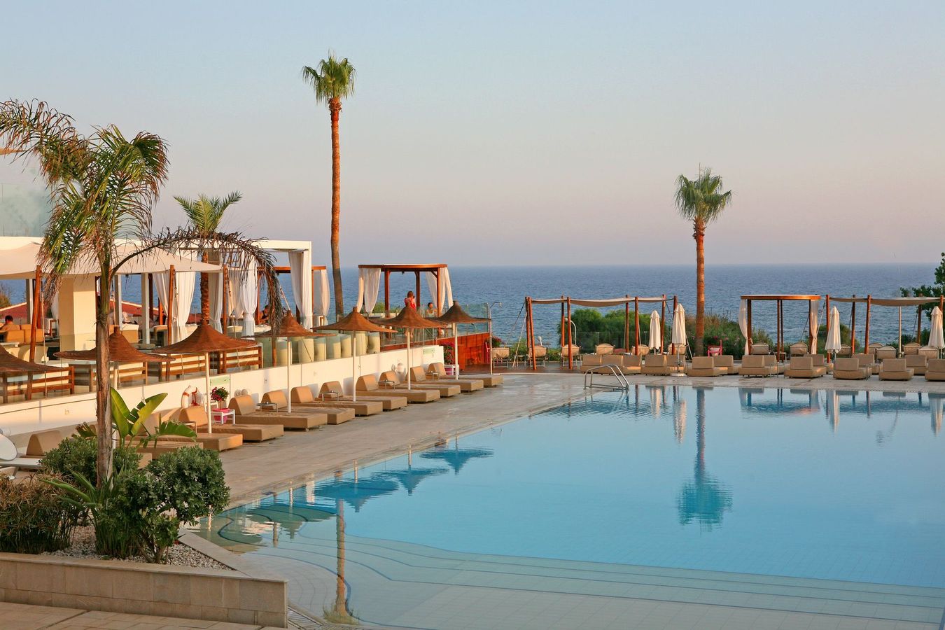 Napa Mermaid Hotel & Suites ligger vackert vid havet i Ayia Napa och bjuder på vacker utsikt från poolen.