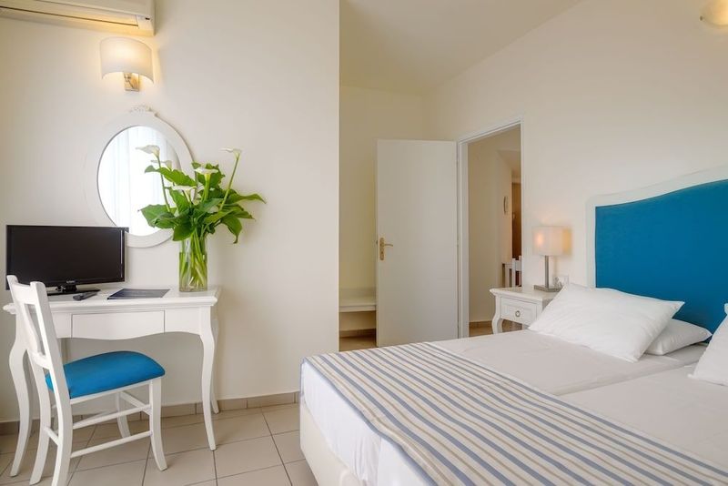 Mare-Olympus Apartments - Image 4
