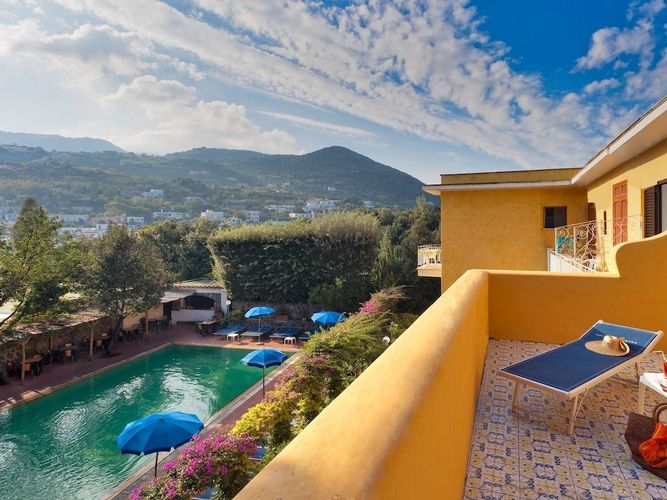 Hotel Cleopatra Ischia svømmebasseng, bar og restaurant.