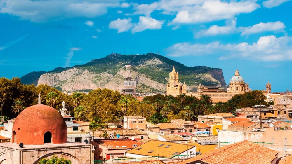 Utsikt över Palermo på Sicilien som ligger vackert beläget vid foten av berget Monte Pellegrino