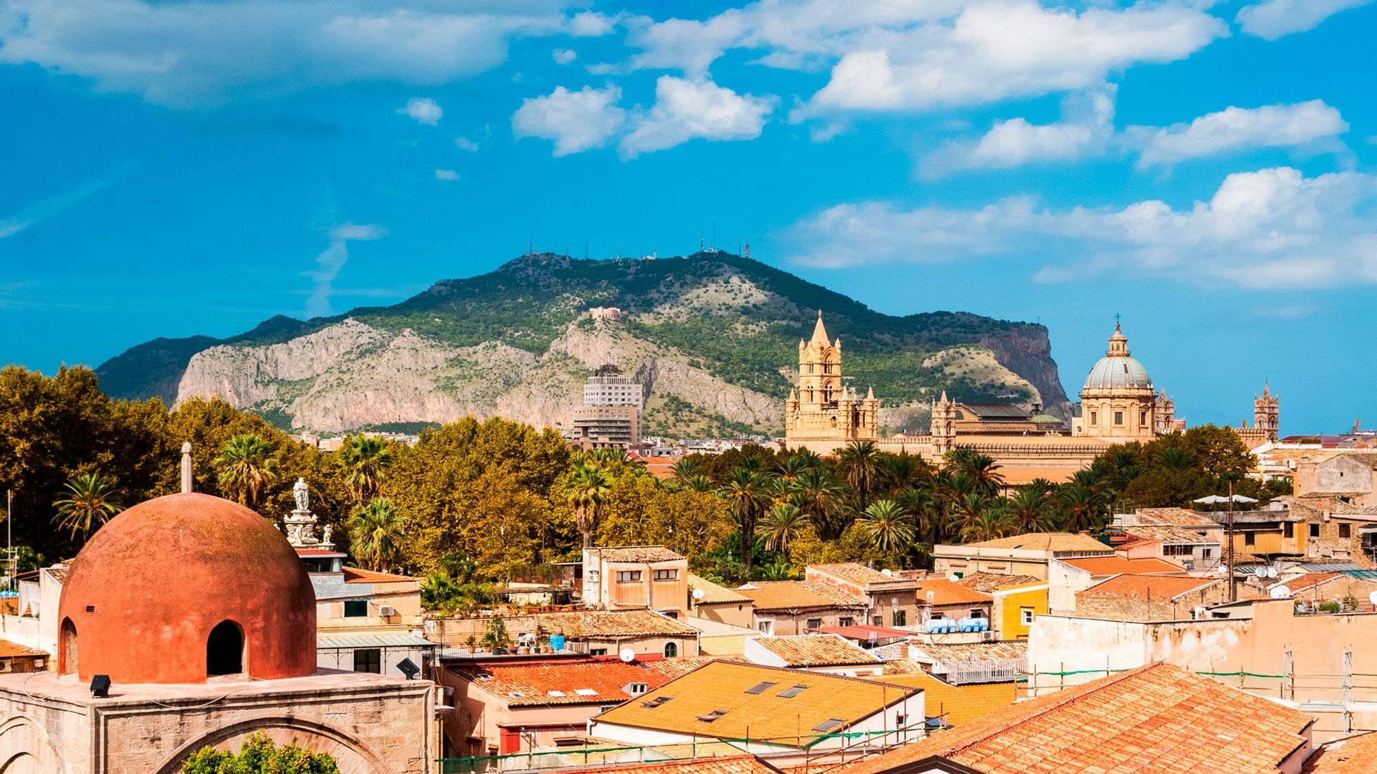 Utsikt over Palermo på Sicilia som ligger vakkert til ved foten av fjellet Monte Pellegrino
