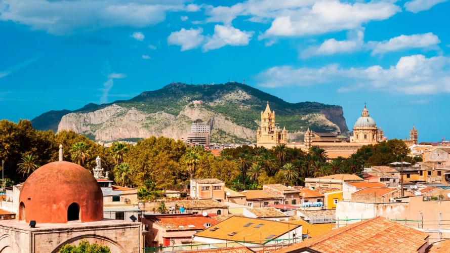 Utsikt over Palermo på Sicilia som ligger vakkert til ved foten av fjellet Monte Pellegrino