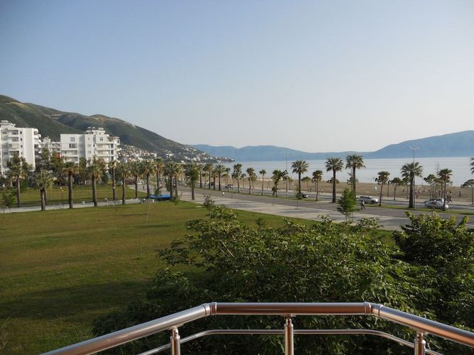 Nyt utsikten over havet og strandpromenaden fra Onorato Hotel i Vlore, Albania.