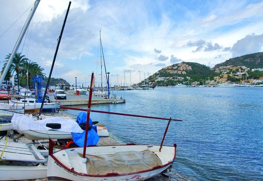 Småbåter i havnen i Port d'Antratx på Mallorca i Spania