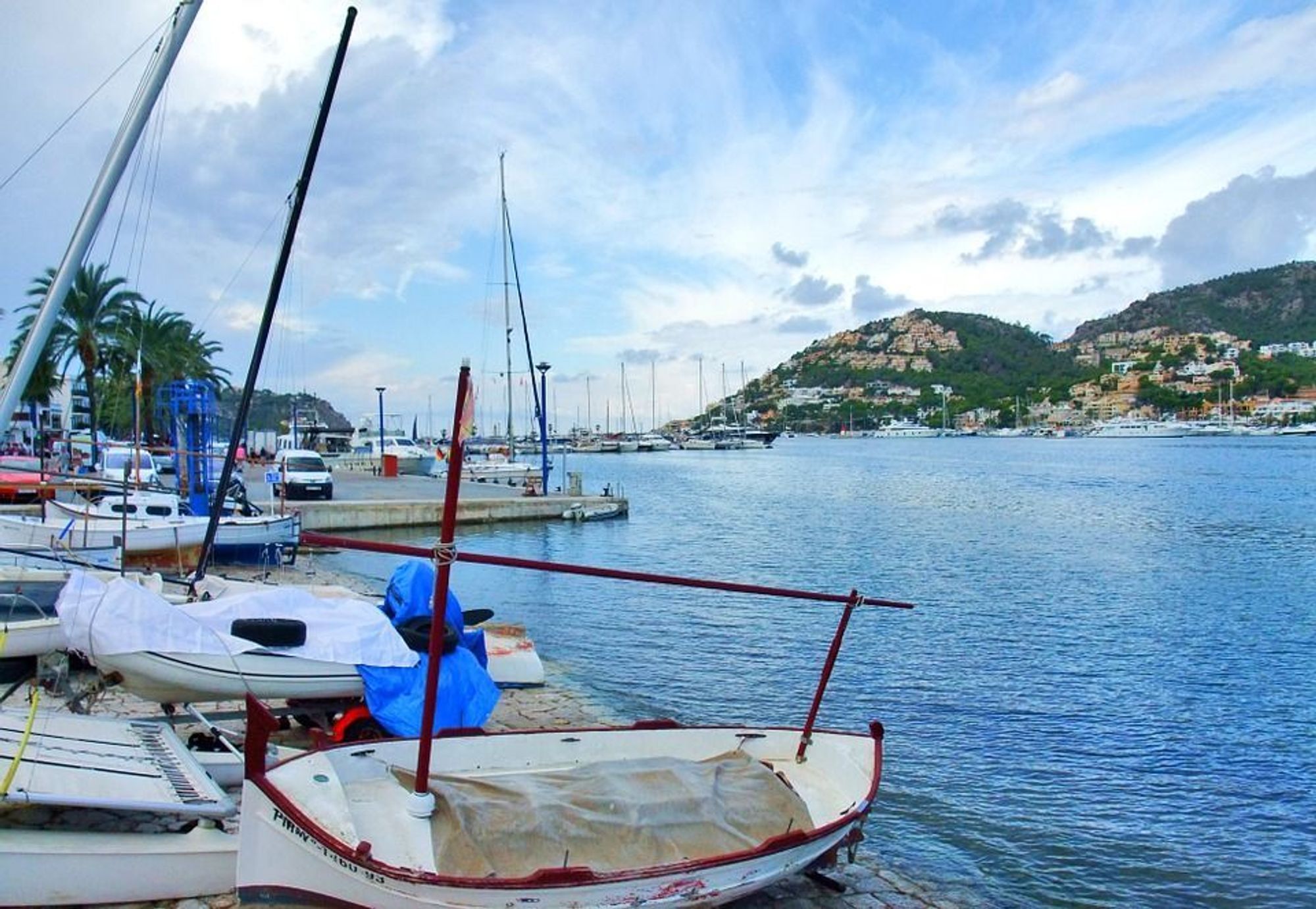 Småbåter i havnen i Port d'Antratx på Mallorca i Spania