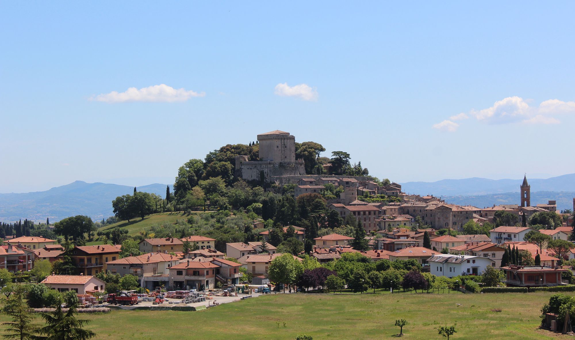 Utsikt över den historiska staden Sarteano med slottet som tronar högt uppe och utsikt över det vackra landskapet i Toscana, Italien