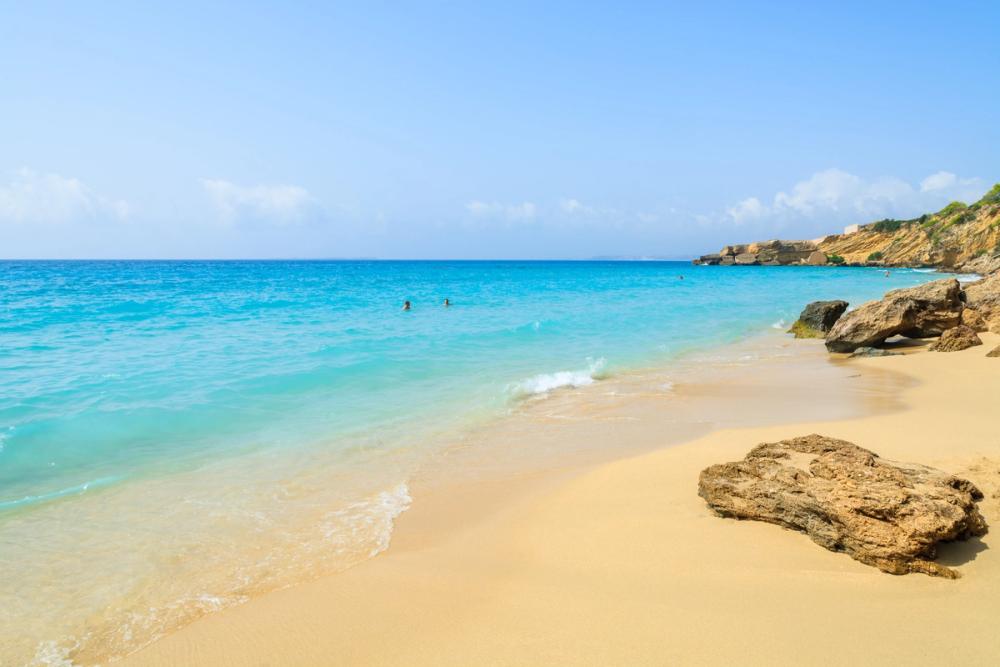 Utsikt over den deilige sandstranden og det turkise havet i Lassi på Kefalonia i Hellas