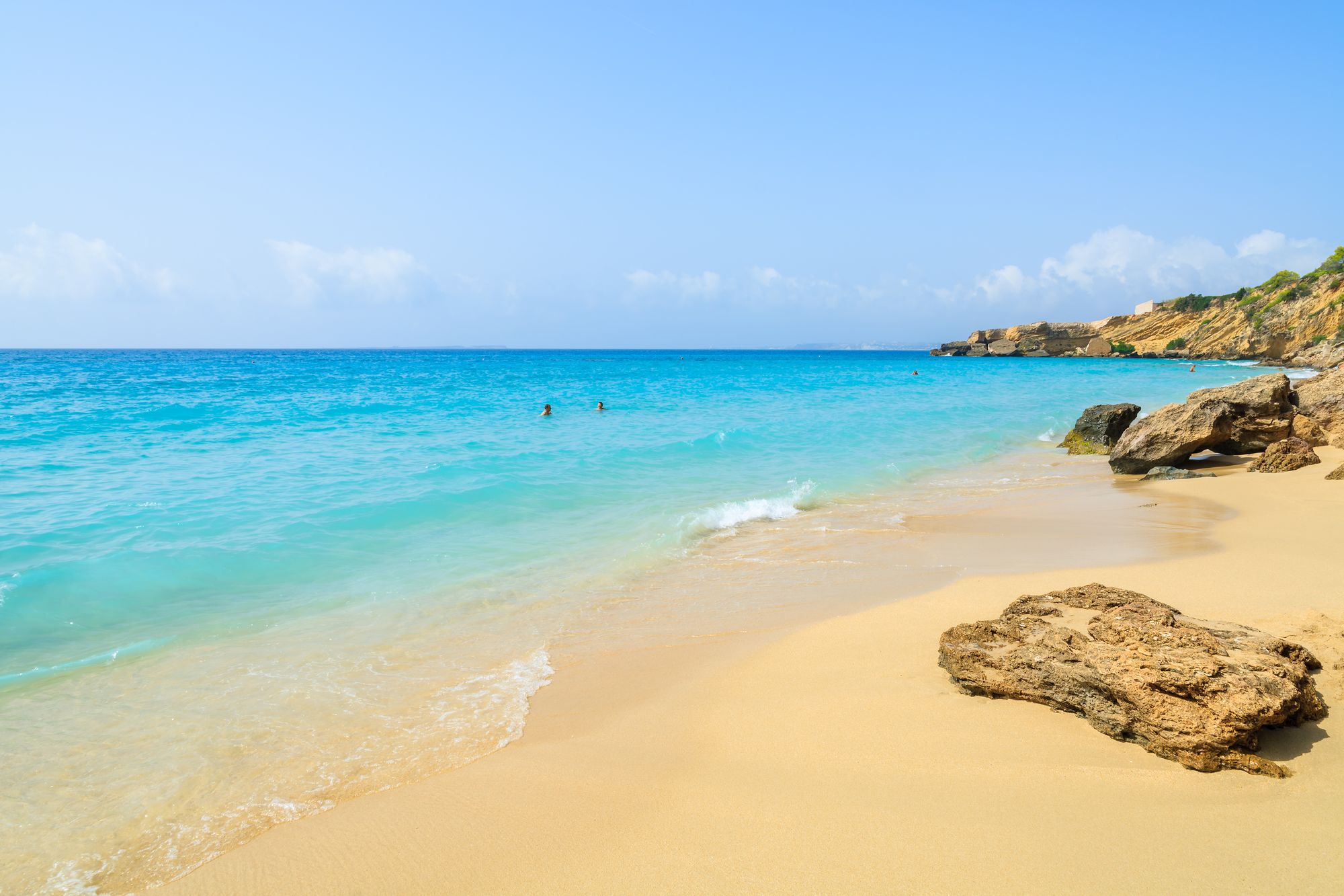 Utsikt over den deilige sandstranden og det turkise havet i Lassi på Kefalonia i Hellas