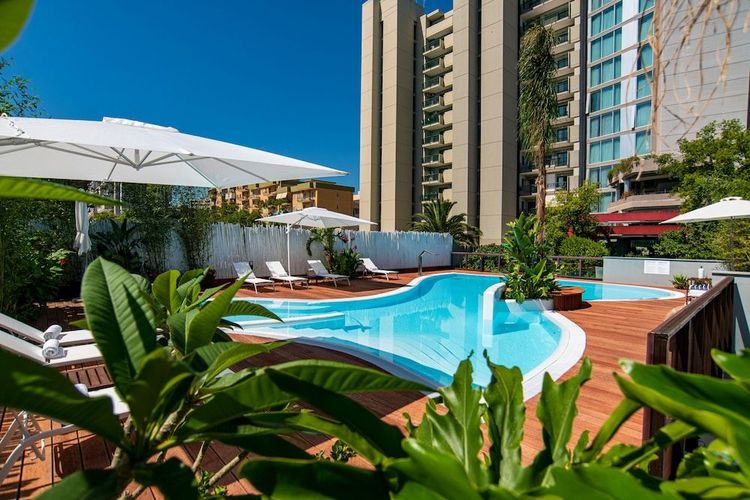 Hi Hotel Bari ligger i utkanten av Bari, og tilbyr moderne rom og tilgang til et svømmebasseng.