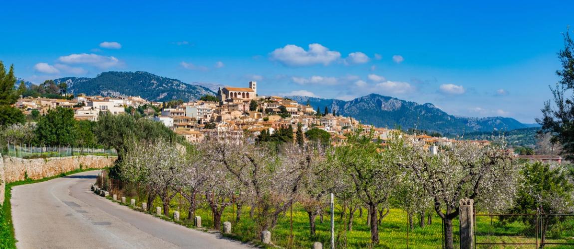 Utsikt over den idylliske fjellandsbyen Selva nordvest på Mallorca i Spania