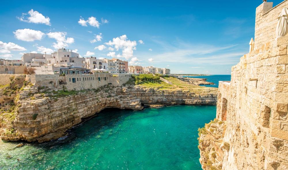 Polignano a Mare ligger fantastisk til på klippene med utsikt over Adriaterhavet i Italia