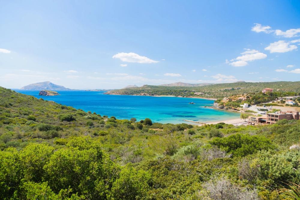 Utsikt over det grønne landskapet og azurblått hav ved Athens Riviera