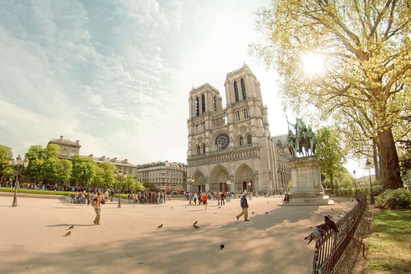 Den ikoniska katedralen Notre-Dame