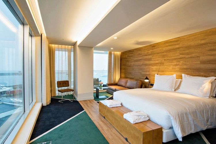 Flere af værelserne på Azor Hotel har panoramiske vinduer, hvor du kan nyde udsigten over marinaen