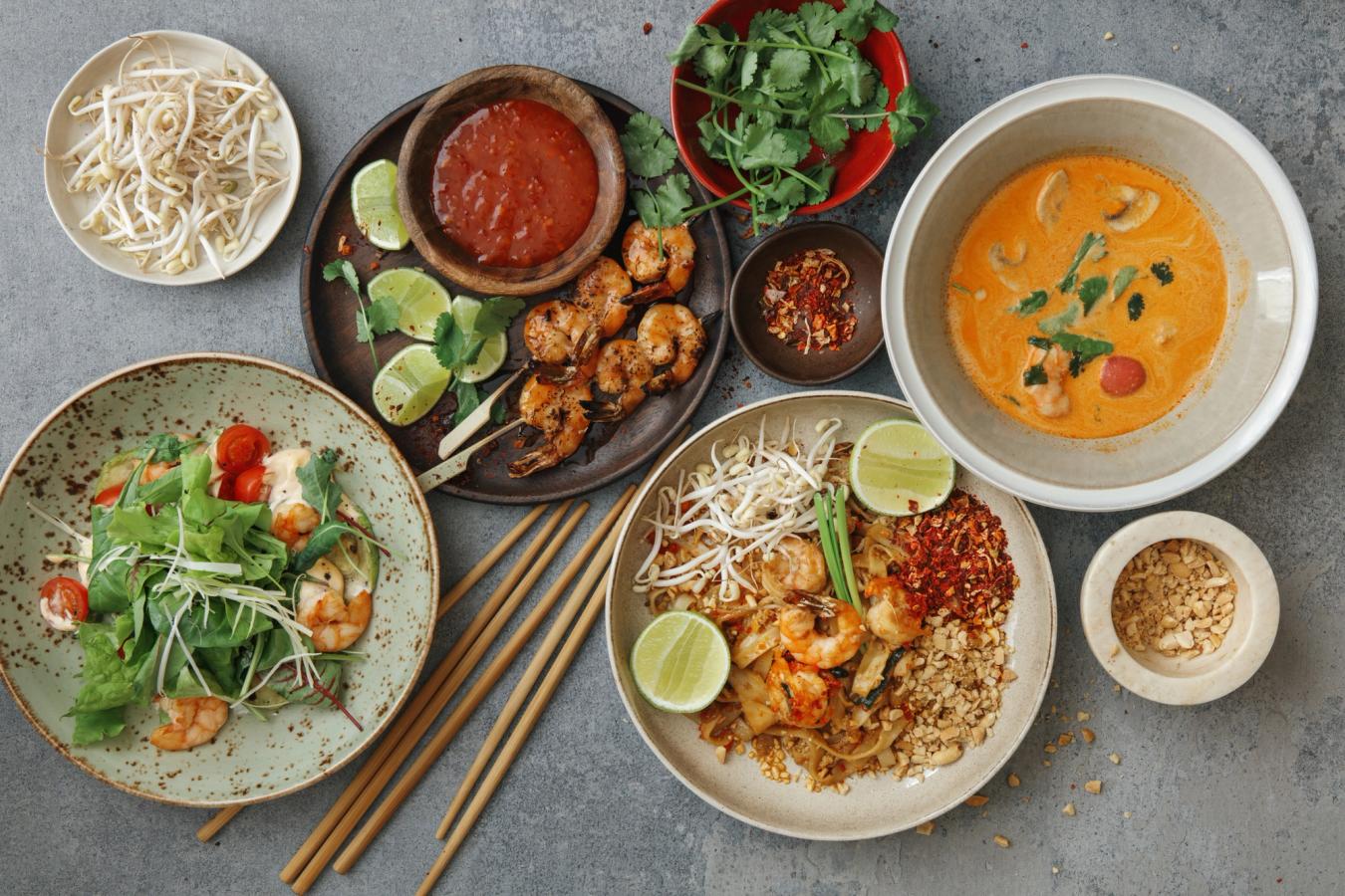 Många läckra smaker att uppleva i den färgsprakande thailändska maten