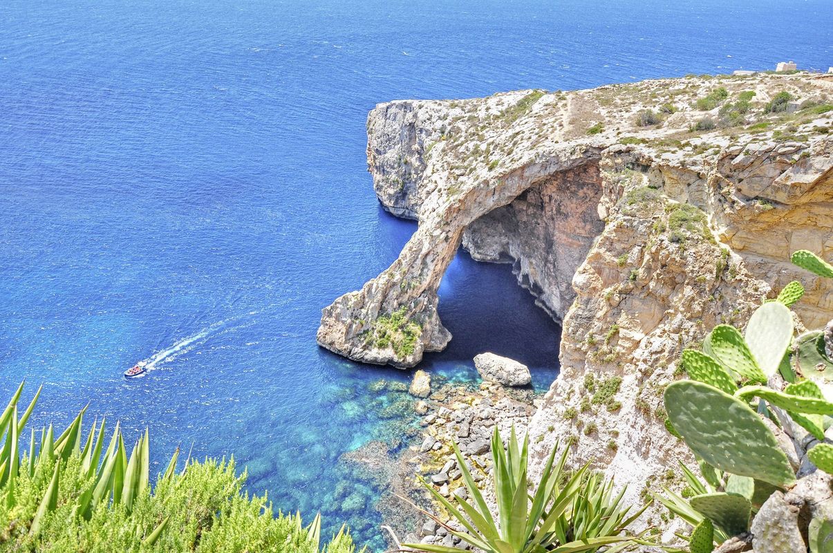 Blue Grotto på Malta med klipper og turkisblått hav