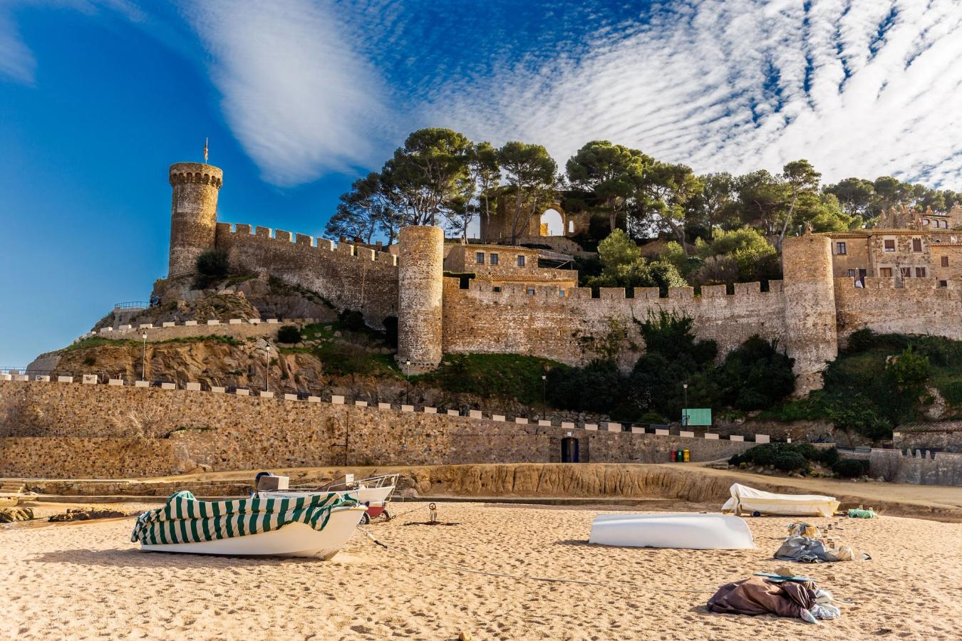 Deilig sandstrand og den historiske gamlebyen Vila Vella i Tossa de Mar på Costa Brava