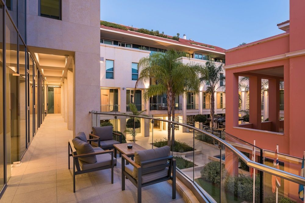 Trianon Luxury Apartments & Suites - Image 4