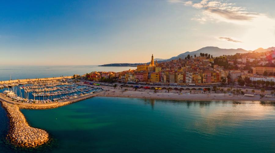 Utsikt over havet, havnen og byen Menton på den Franske riviera
