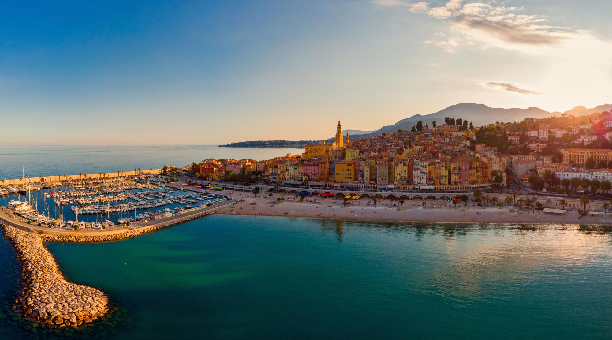 Utsikt over havet, havnen og byen Menton på den Franske riviera