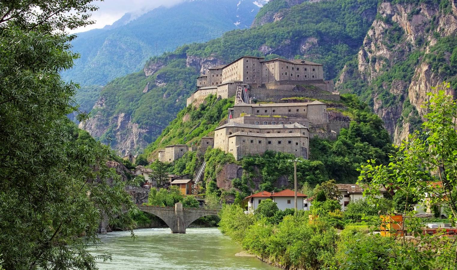 Middelalderbyen Bard i Aostadalen