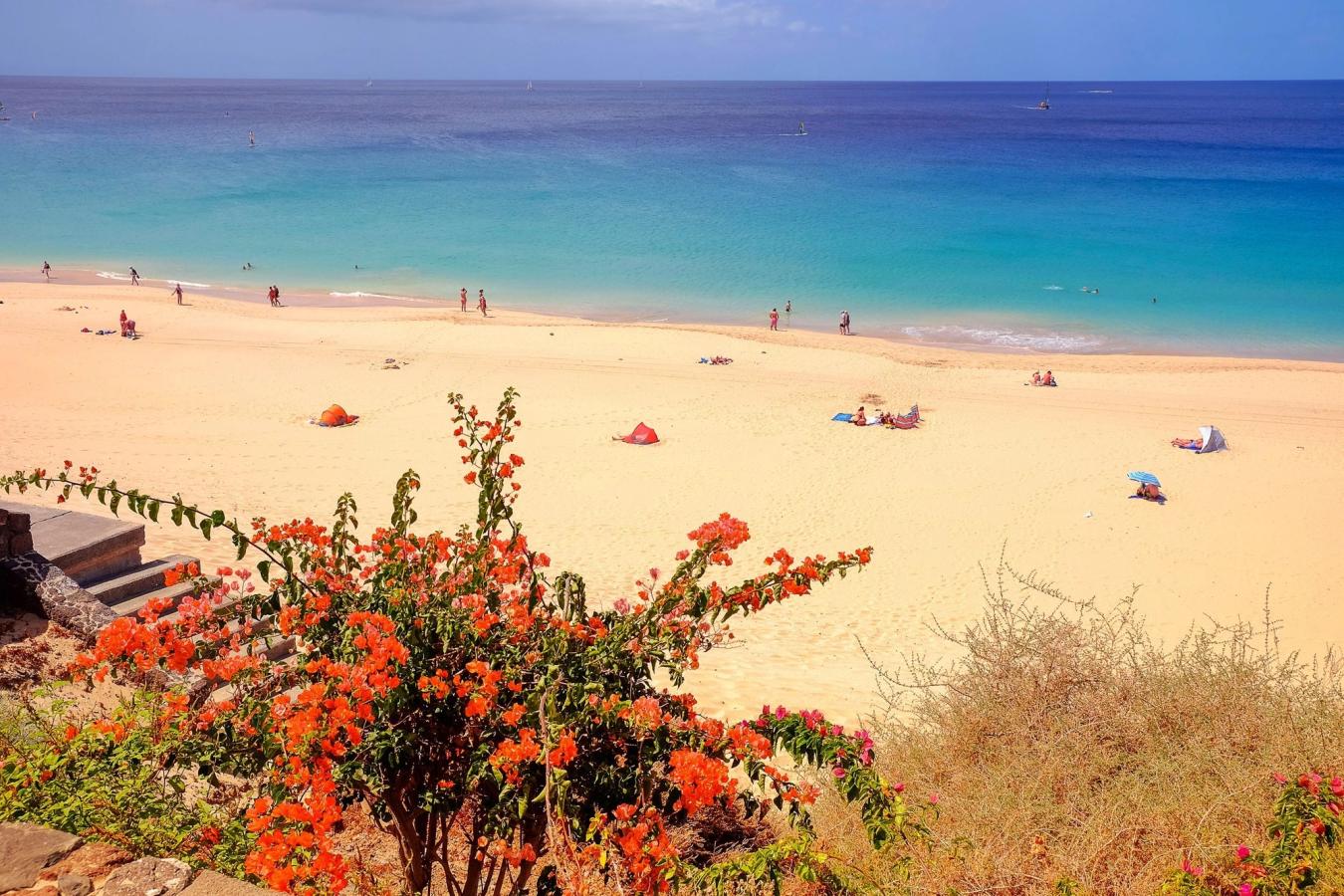 Utsikt över den fantastiska stranden och havet i Morro Jable, Fuerteventura