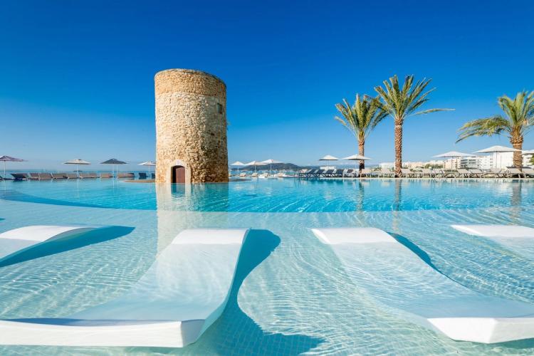 Hotel Torre del Mar tilbyr et spektakulært basseng med et tårn i midten, rett ved sjøen i Ibiza Playa d'en Bossa.