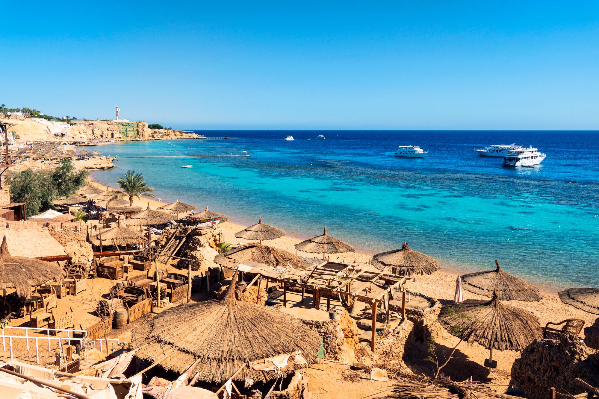 Udsigt over stranden og det krystalklare Røde Hav i Sharm el-Sheikh, Egypten