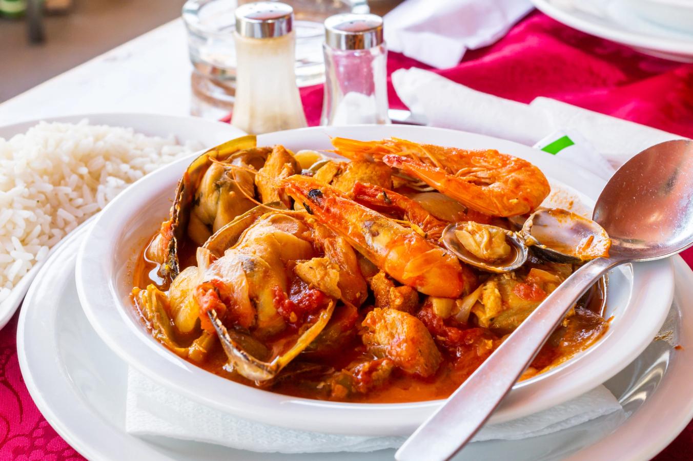 Nyt den klassiske gryteretten cataplana under ferien på Algarvekysten