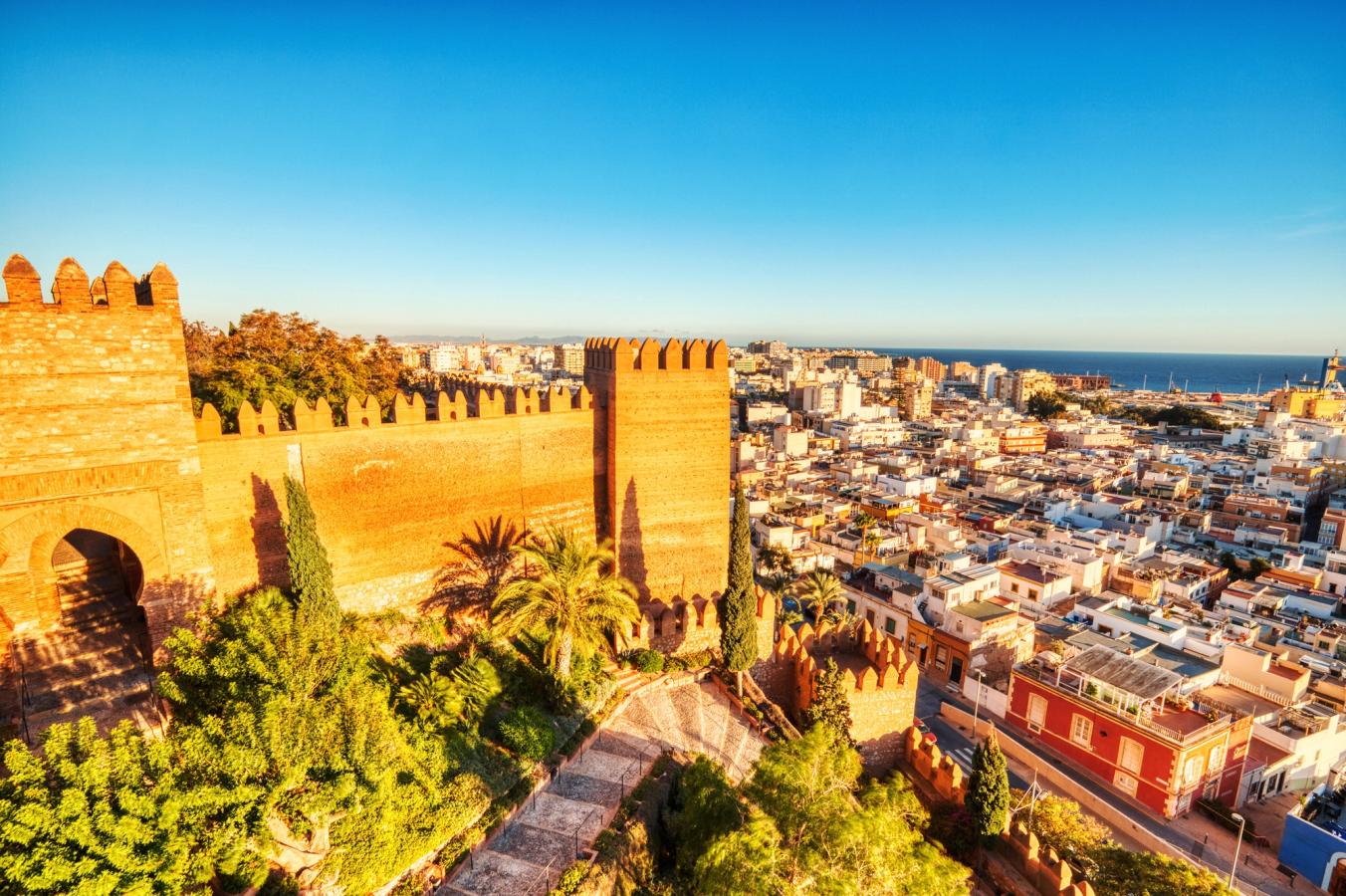 Alcazaba de Almería festning med utsikt over byen og Middelhavet i Almería i Andalucía, Spania