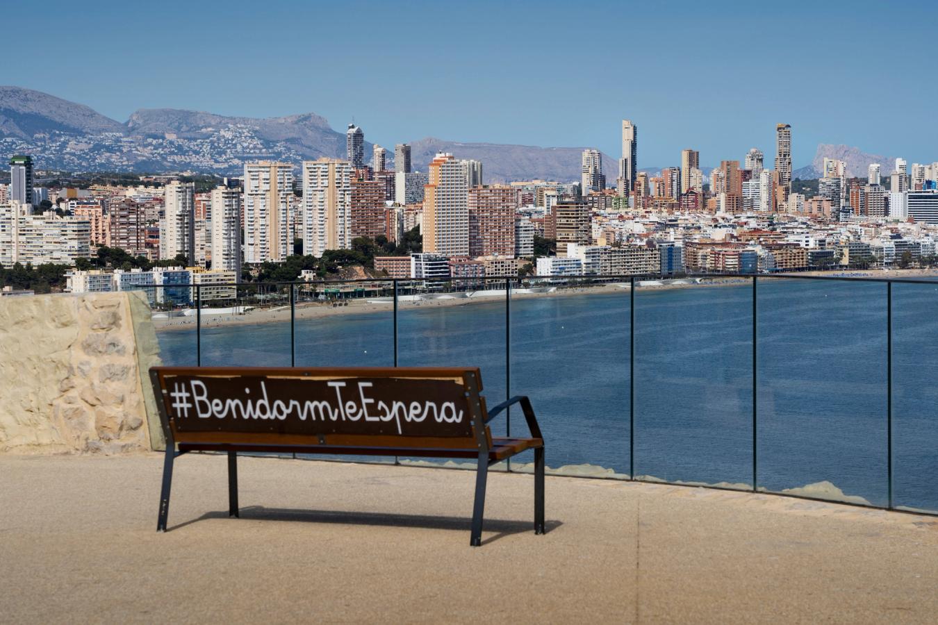 Udsigtspunktet "Benidorm te espera" betyder Benidorm venter på dig