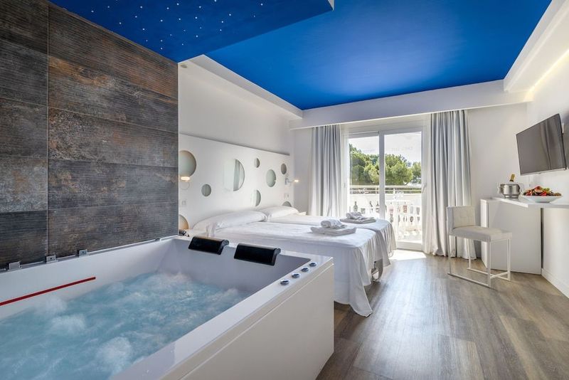 Hotel Triton Beach - Image 2