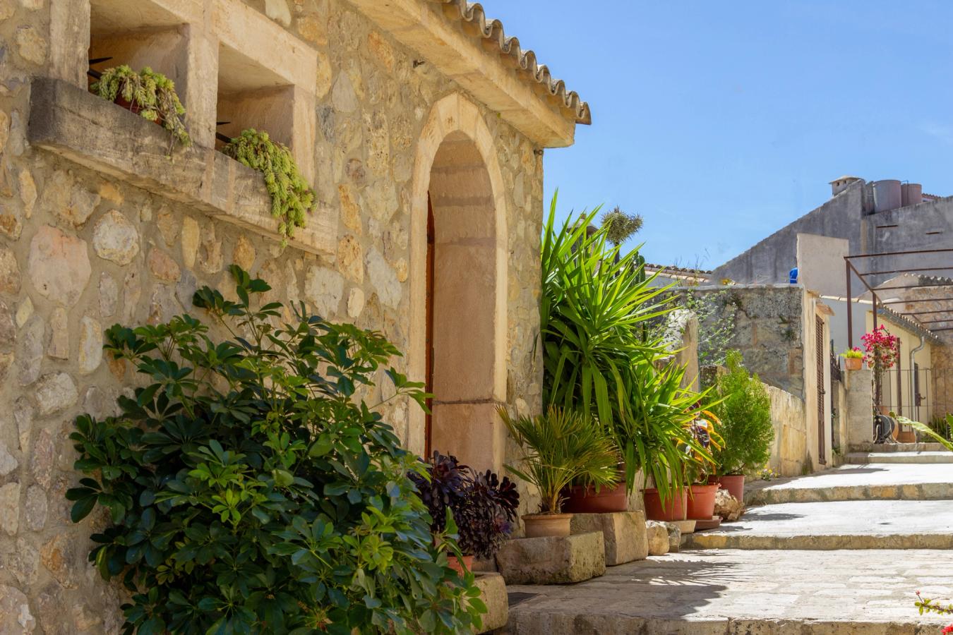 Idyllisk gade i Campanet på Mallorca