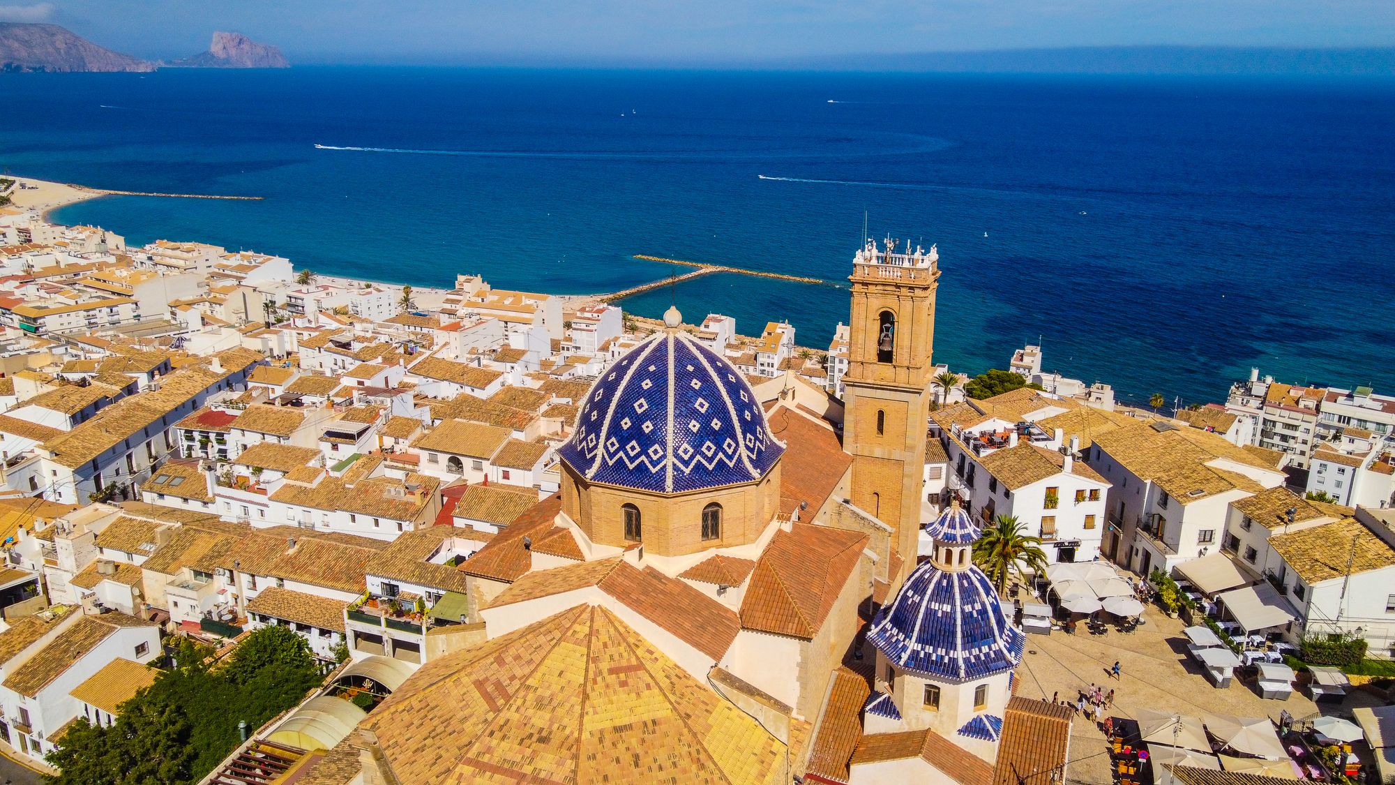 Luftfoto av Altea med kirken og hustakene i gamlebyen og havet i bakgrunnen